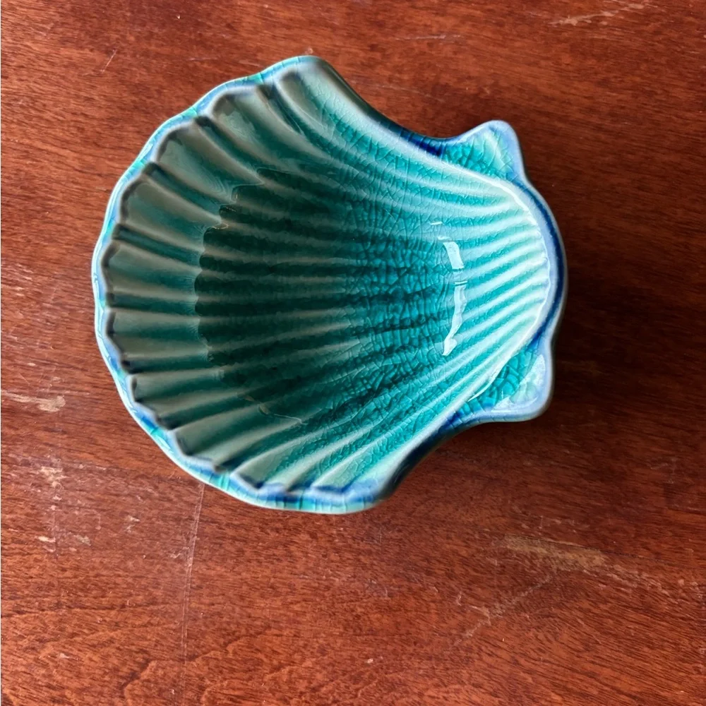 Tiny Clamshell Trinket Dish aqua color